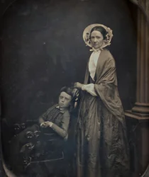 無題 ボンネットとショールを着た女性、座っている息子、c。 1850年 クリエイター：アルバート・サンズ・サウスワース、ジョサイア・ジョンソン・ホーズ。