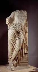柱にアフロディーテ。紀元前5世紀のギリシャの彫刻家、アルカメーネが使用したアフロディーテを模した大理石の彫刻 Dim.1,18 m パリ、ルーヴル美術館