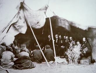 1868年4月、レッドクラウド酋長とのララミー砦条約で議長を務めるウィリアム・T・シャーマン将軍（1820～91年）（モノクロ写真