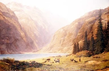 牛のいる山間の湖の風景