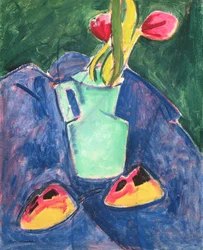 紫色の布に緑色の花瓶の花