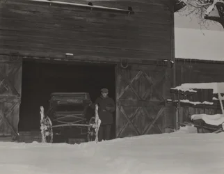納屋、馬車、そして雪