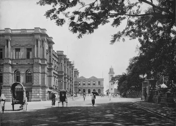 クイーンズハウスと遠くにある時計塔への入り口がある一般郵便局、c1890、1910