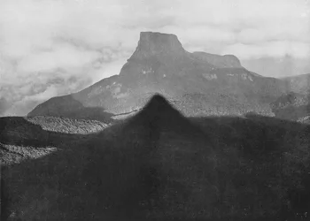 アダムス・ピークとバイブル・ロックの影。日の出に山頂から撮影、1890年頃、1910年