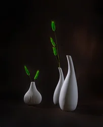緑の植物を添えた優雅な花瓶