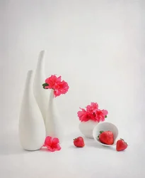 新鮮なイチゴとピンクの花