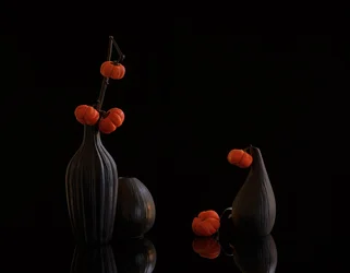 オレンジ色のカボチャ、暗い花瓶