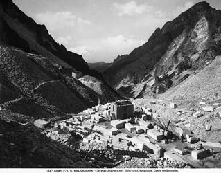 カッラーラ近郊のラヴァッチョーネ石切り場（モノクロ写真