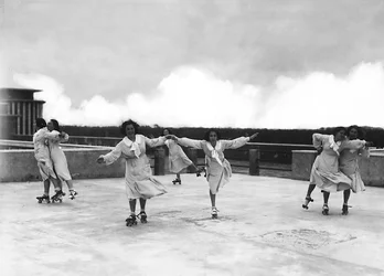Villa Rosa Maltoni Mussolini: スケートレッスン中の女学生（モノクロ写真