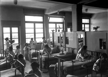 Villa Rosa Maltoni Mussolini：寝室を整頓する女子学生たち（モノクロ写真