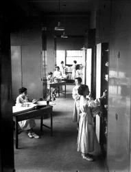 Villa Rosa Maltoni Mussolini：洗濯物を整頓する女学生たち（モノクロ写真