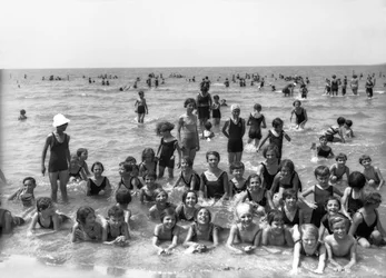 ヴィラ・ローザ・マルトニ・ムッソリーニ：サマーキャンプの学生たち、水泳中にポーズをとる（モノクロ写真