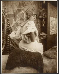 [1908年、パリのドイツ劇場（ニューヨーク）の装飾パネルに使用された女性モデル]。
