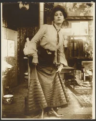 [ストライプのブラウスとロングドレスの女性モデル、パリ]。