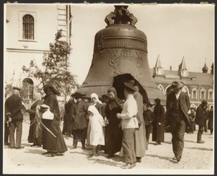 [絵画『ロシアにおける農奴制の廃止』（1914年）に使用されたロシア研修旅行の写真（『スラヴの叙事詩』（モスクワ）より）。