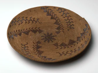 ドングリ小麦粉ふるいトレイ、1860年〜1909年頃（カエデ、アメリカハナズオウの樹皮、柳）
