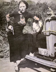 拳銃と葉巻を手に「タフ」にポーズをとるボニー・パーカー、1934年頃