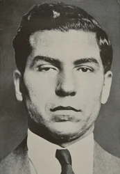 チャールズ・"ラッキー"・ルチアーノ（1897-1962）1936年（モノクロ写真