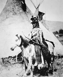チーフ・ルッキング・グラス」1875年頃（モノクロ写真