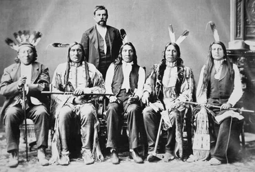 1870年、ユリシーズ・S・グラント大統領（1822-85）に会いにワシントンD.C.を訪れたレッド・クラウド（1822-1909）率いるスー族の酋長一行（モノクロ写真）。