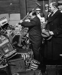 没収されたスロットマシンを壊すフィオレロ・ラ・ガーディア（1882～1947年