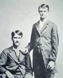 フランク（1843-1915）とジェシー・ジェームズ（1847-82）1870年頃（モノクロ写真
