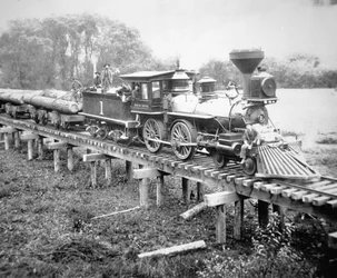 貨物列車（オレゴン州コス郡、1880年頃）（モノクロ写真