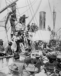 クロンダイクゴールドラッシュ（1897-98年）でバンクーバーを離れる希望に満ちた探鉱者たち 1898年（モノクロ写真
