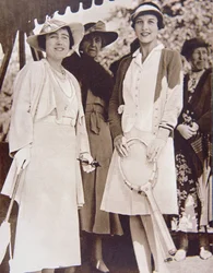 1935年、ウィンブルドンのオールイングランド・クラブでヨーク公爵夫人と対面するアメリカのテニスチャンピオン、ヘレン・ウィルス・ムーディ夫人（右）（モノクロ写真
