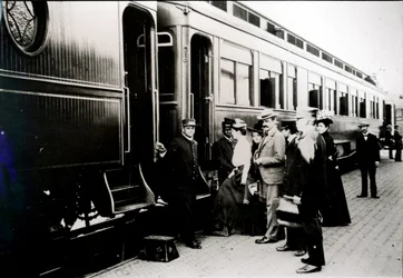1910年、シカゴ・バーリントン・クインシー鉄道の一等車プルマンに乗り込む乗客たち（モノクロ写真）。