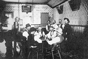 西洋の酒場でのトランプ遊び、1900年頃（モノクロ写真