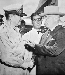 朝鮮戦争中の1950年10月、ウェーク島でダグラス・マッカーサー国連軍最高司令官と会談するハリー・S・トルーマン大統領（1884-1972）（モノクロ写真）。