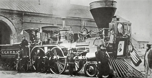 1865年、リンカーン（1809-65）の葬儀列車を牽引した機関車（モノクロ写真