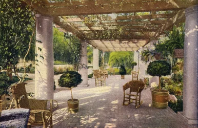 カリフォルニアの家の特徴であるパーゴラ（カラー写真）