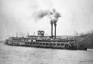 1880年頃、オハイオ川を航行する船尾付き船「バージニア」（モノクロ写真