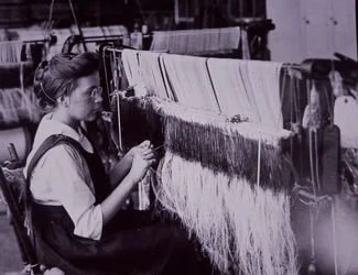 米国の繊維産業、マサチューセッツ州の綿花工場で働く繊維作業員、1900年頃（モノクロ写真