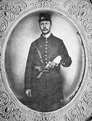 コルト・ドラグーン・リボルバーで武装した無名の北軍兵士（モノクロ写真