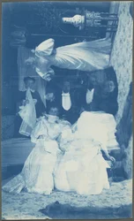 無題（室内にいる数人の二重露光）,1890年代（写真）