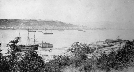 港を横切るケベックシティの眺め、1880〜95年頃