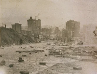 1906年の地震によって引き起こされた火災による煙のあるサンフランシスコのスカイラインの眺め