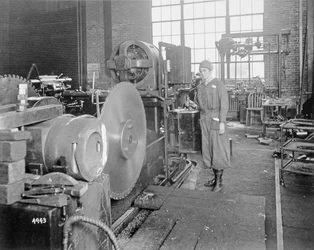 第一次世界大戦中に工場で働いていた女性、1917年頃