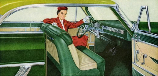 1950年代のクーペの運転席に座る女性