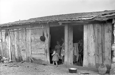クロトーネ - 農村集落に住む子供のいる家族、