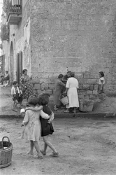 イタリア、ナポリ、クアリアーノの子供たちと女性たち
