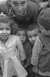 イタリア、バジリカータ州ヴェノーザの子供たち