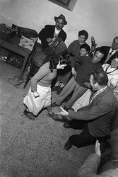 イタリア、ウンブリア州の伝統音楽を演奏しながら踊る人々（1958年頃）（モノクロ写真