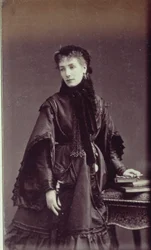 街の衣装を着たサラ・ベルナール（1844-1923）のポートレート