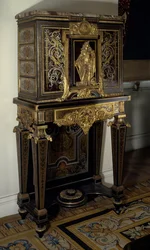 アートフランス。ヘラクレス・ゴーロワのルイ14世（1638-1715）の姿をあしらったキャビネット。1700年頃、アンドレ・ブール（1642-1733）による家具。高さ：1,87m。パリ、ルーヴル美術館（Musee Du Louvre