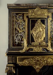 アートフランス。ヘラクレス・ゴロワ」のルイ14世（1638-1715）の姿を飾るキャビネット。詳細1700年頃、アンドレ・ブール（1642-1733）による家具。高さ：1,87m。パリ、ルーヴル美術館（Musee Du Louvre
