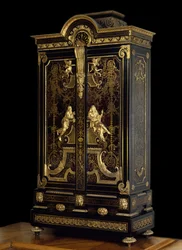 ルイ14世様式の家具（1661-1715年）：アスパシアとソクラテスの像で装飾された、オーク材、黒檀、金鍍金の衣装戸棚、1710年頃、パリ。ルーヴル美術館